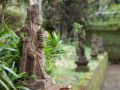 Statues le long du mur d'enceinte à Pura Tirta Empul