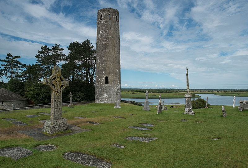 Croix celtique et tour ronde, dans le monastère de Clonmacnoise, sur les rives du Shannon.