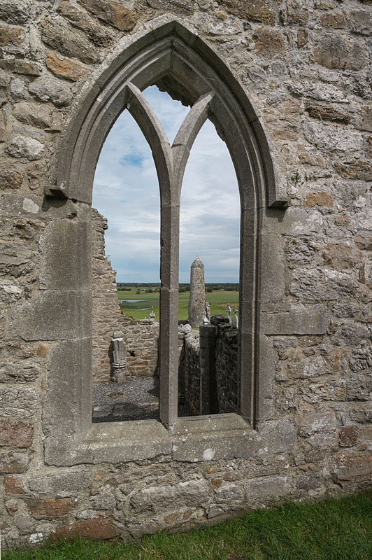 Tour ronde à travers une fenêtre, dans le monastère de Clonmacnoise, sur les rives du Shannon.