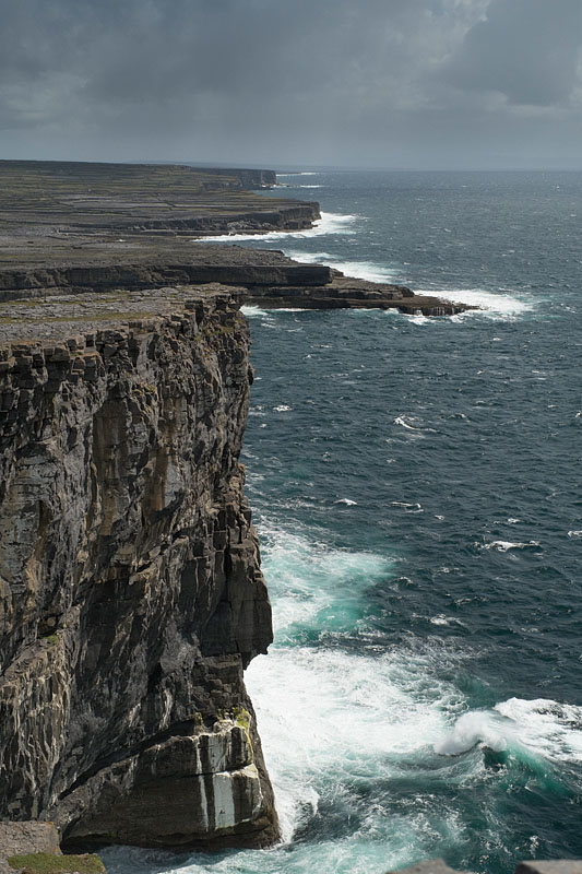 Vue sur les vagues de l'océan atlantique depuis Dun Aengus. Ce fort composé de quatre cercles de pierre ouvert sur situe en haut des plus hautes falaises de l'île.