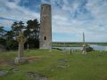 Croix celtique et tour ronde, dans le monastère de Clonmacnoise, sur les rives du Shannon.