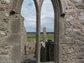 Tour ronde à travers une fenêtre, dans le monastère de Clonmacnoise, sur les rives du Shannon.