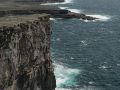 Vue sur les vagues de l'océan atlantique depuis Dun Aengus. Ce fort composé de quatre cercles de pierre ouvert sur situe en haut des plus hautes falaises de l'île.