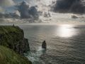 Les Falaises de Moher (Cliffs of Moher) au soleil couchant.