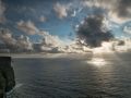 Vue sur l'atlantique depuis les falaises de Moher. Après un temps gris, le soleil a joué avec les nuages.
